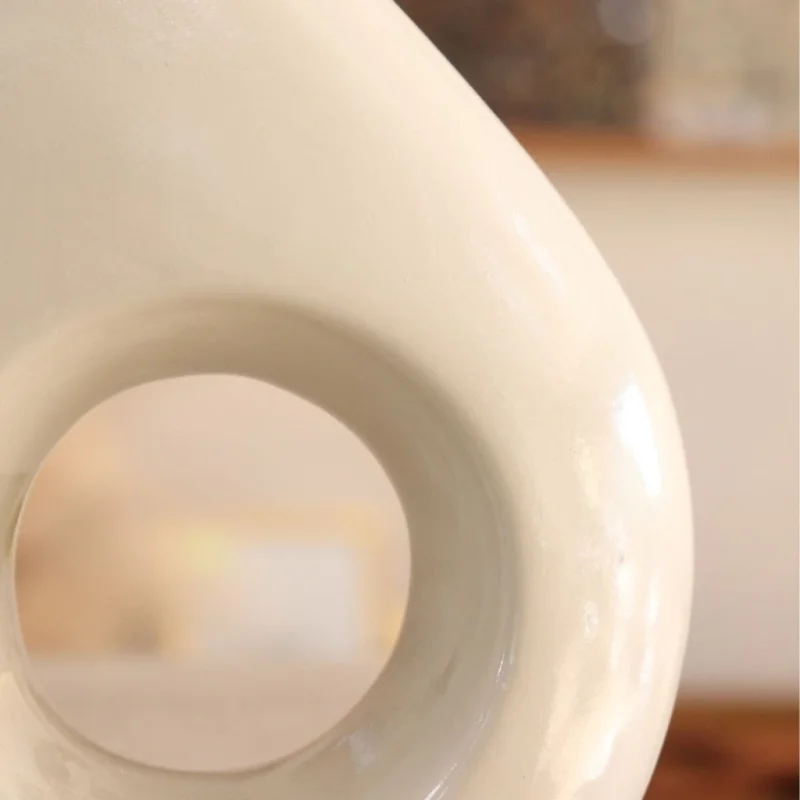 Vaso Orgânico Vazado em Cerâmica · Off-white